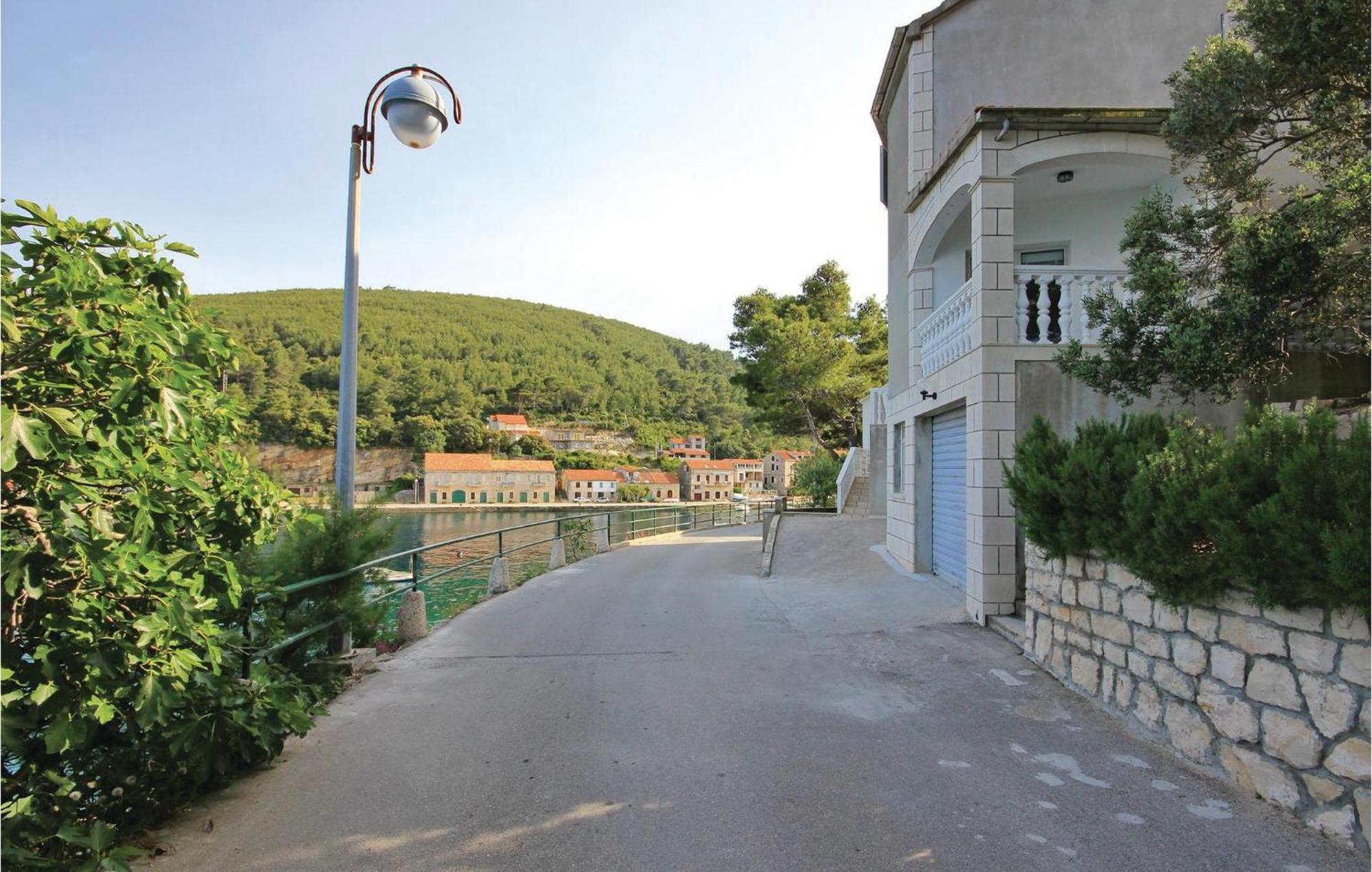 Cozy Apartment In Prigradica With House Sea View Buitenkant foto