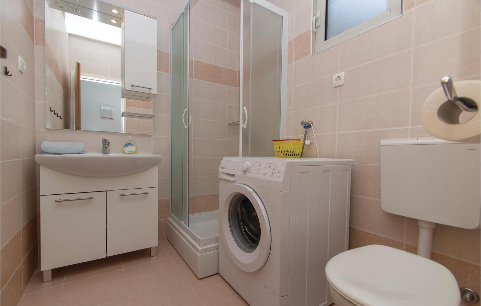 Cozy Apartment In Prigradica With House Sea View Buitenkant foto